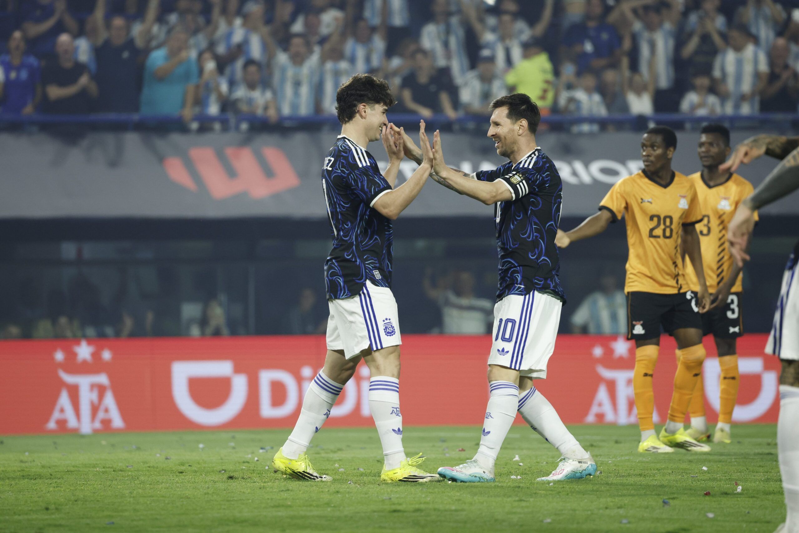 No embalo de Messi, Argentina goleia a Zâmbia em amistoso na Bombonera