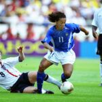 Futebol brasileiro: o ícone Ronaldinho é desarmado pelo jogador inglês Paul Scholes