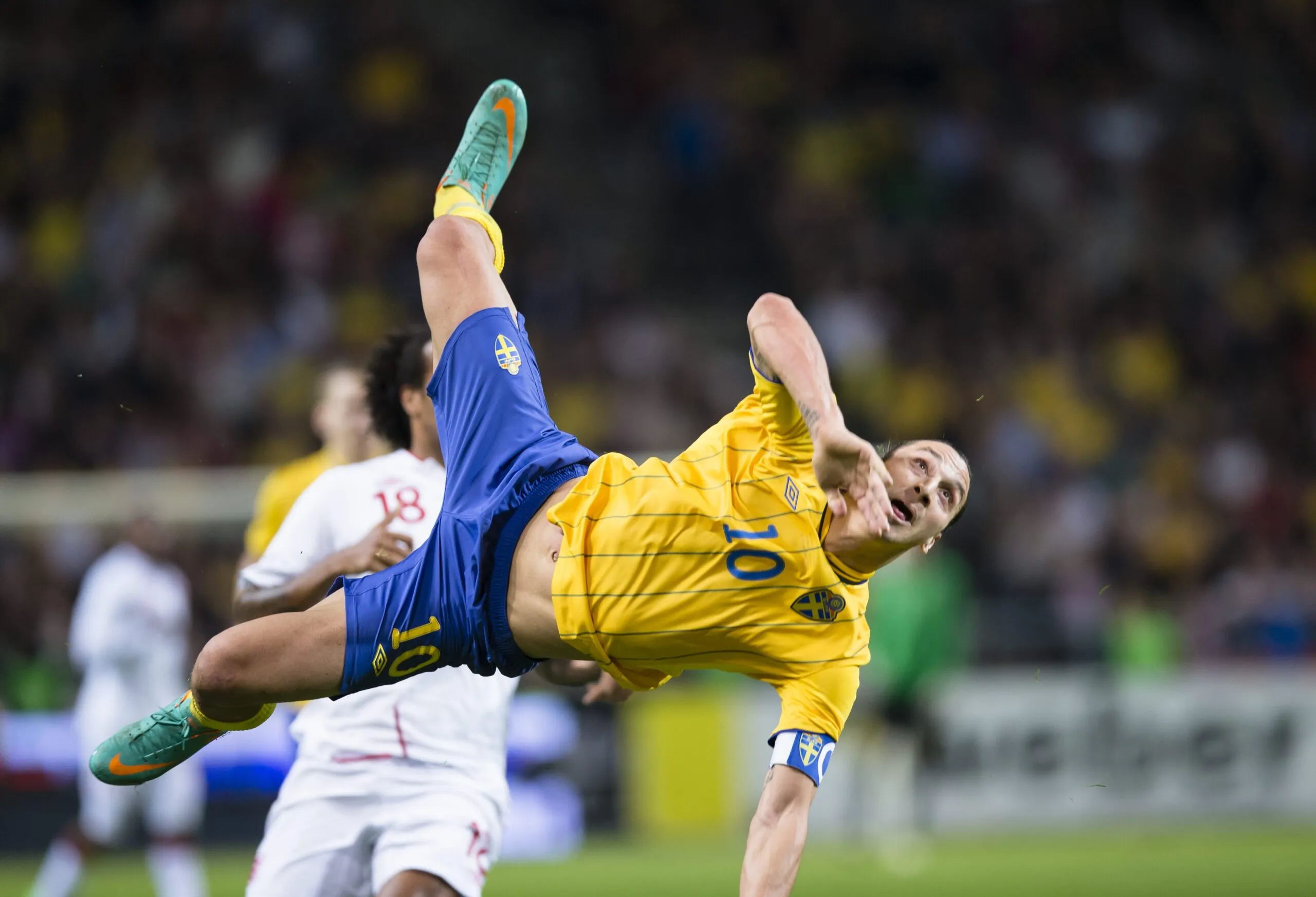 Zlatan Ibrahimovic marca gol de bicicleta pela Suécia contra a Inglaterra em 2012