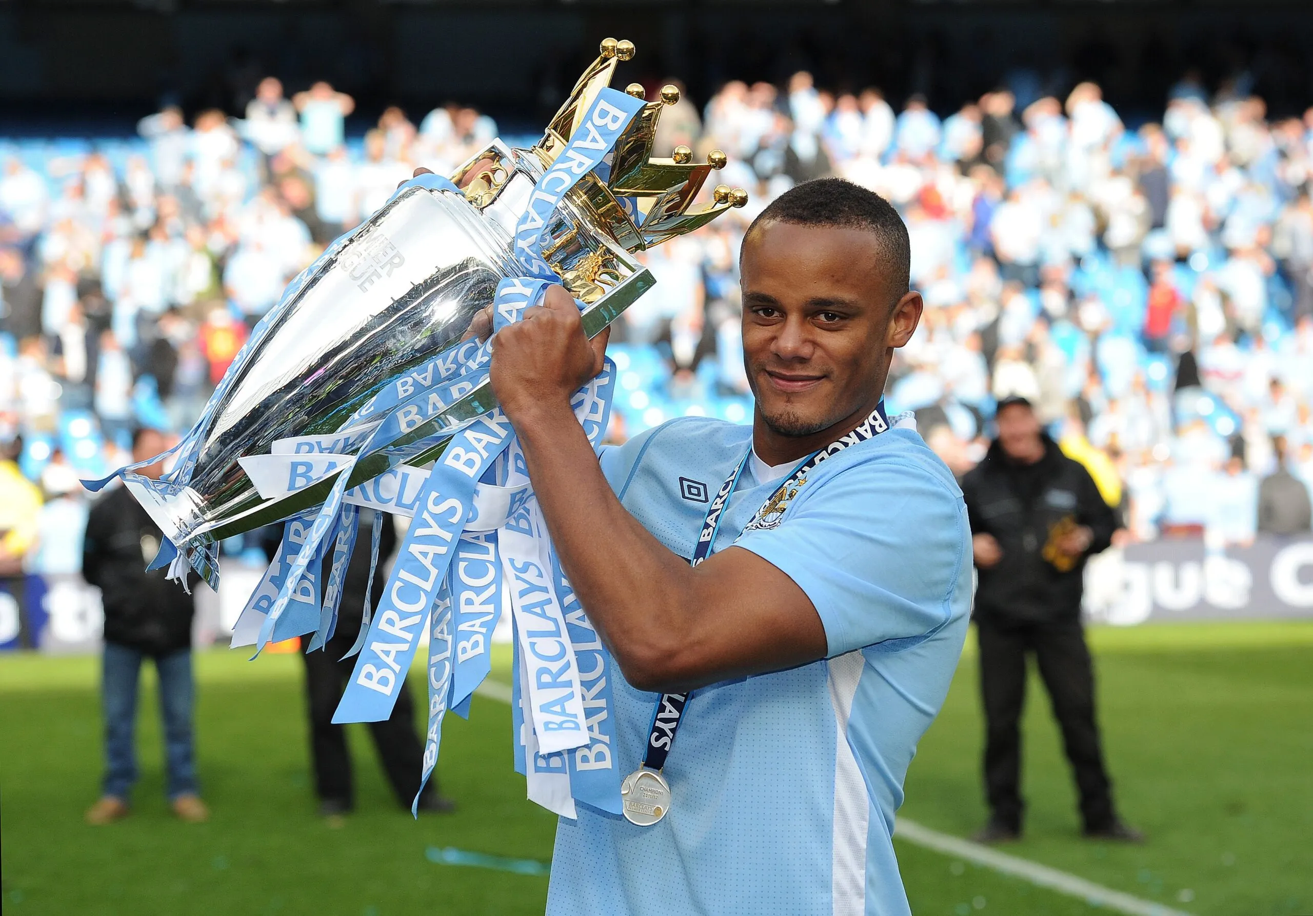 Vincent Kompany comemora com o troféu da Premier League