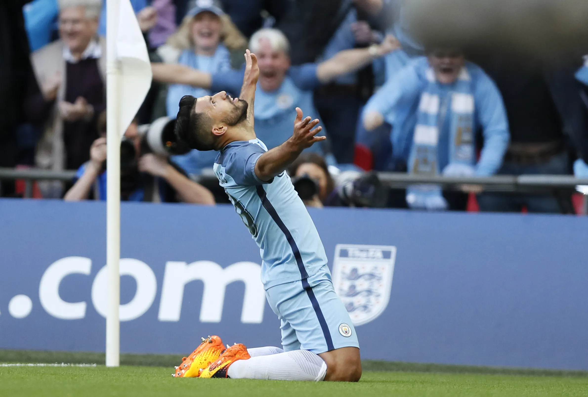 O ex-jogador do Manchester City Sergio Agüero comemora um gol durante o jogo contra o Arsenal em 2017.
