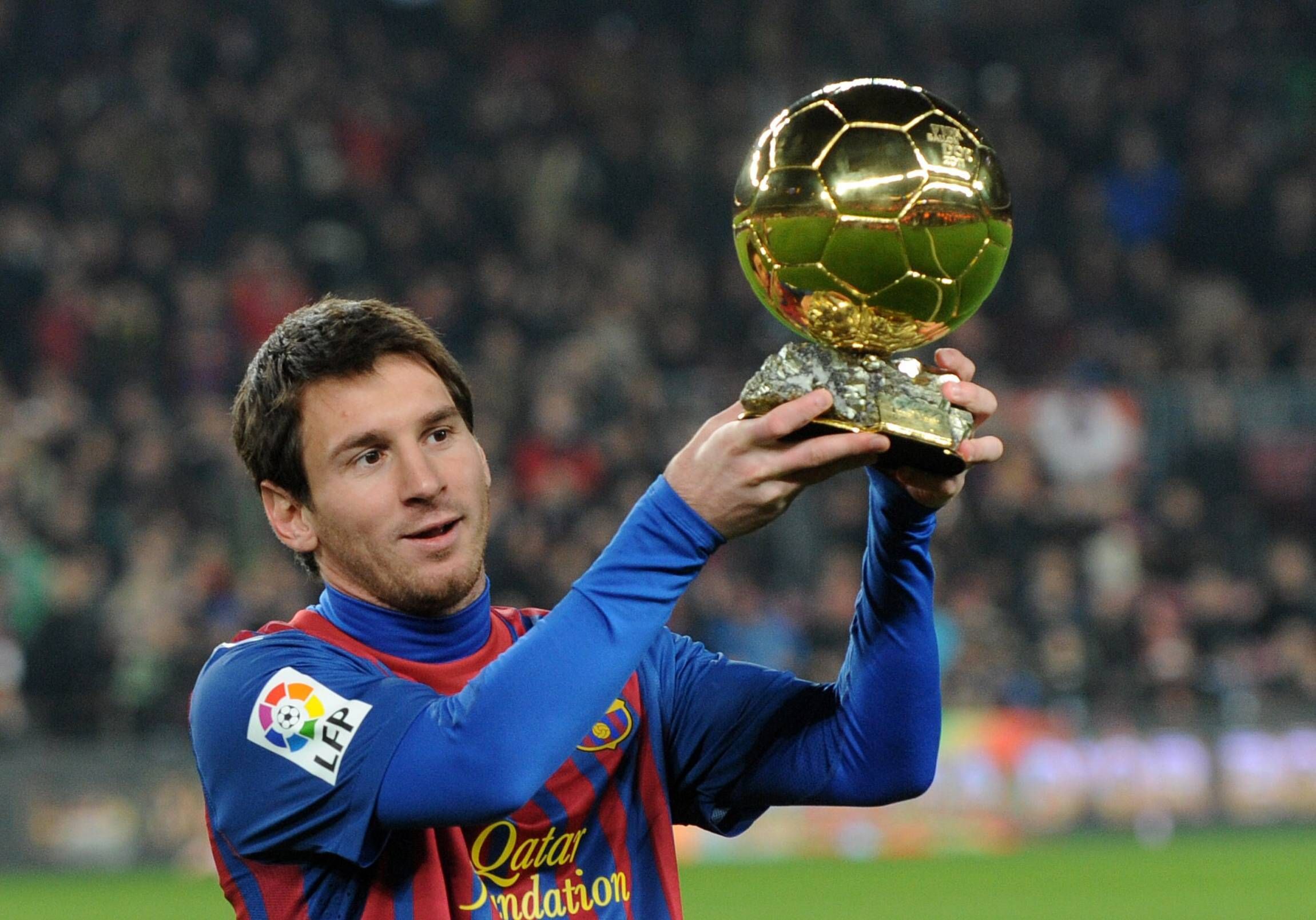 Lionel Messi com a Bola de Ouro no ano de 2011