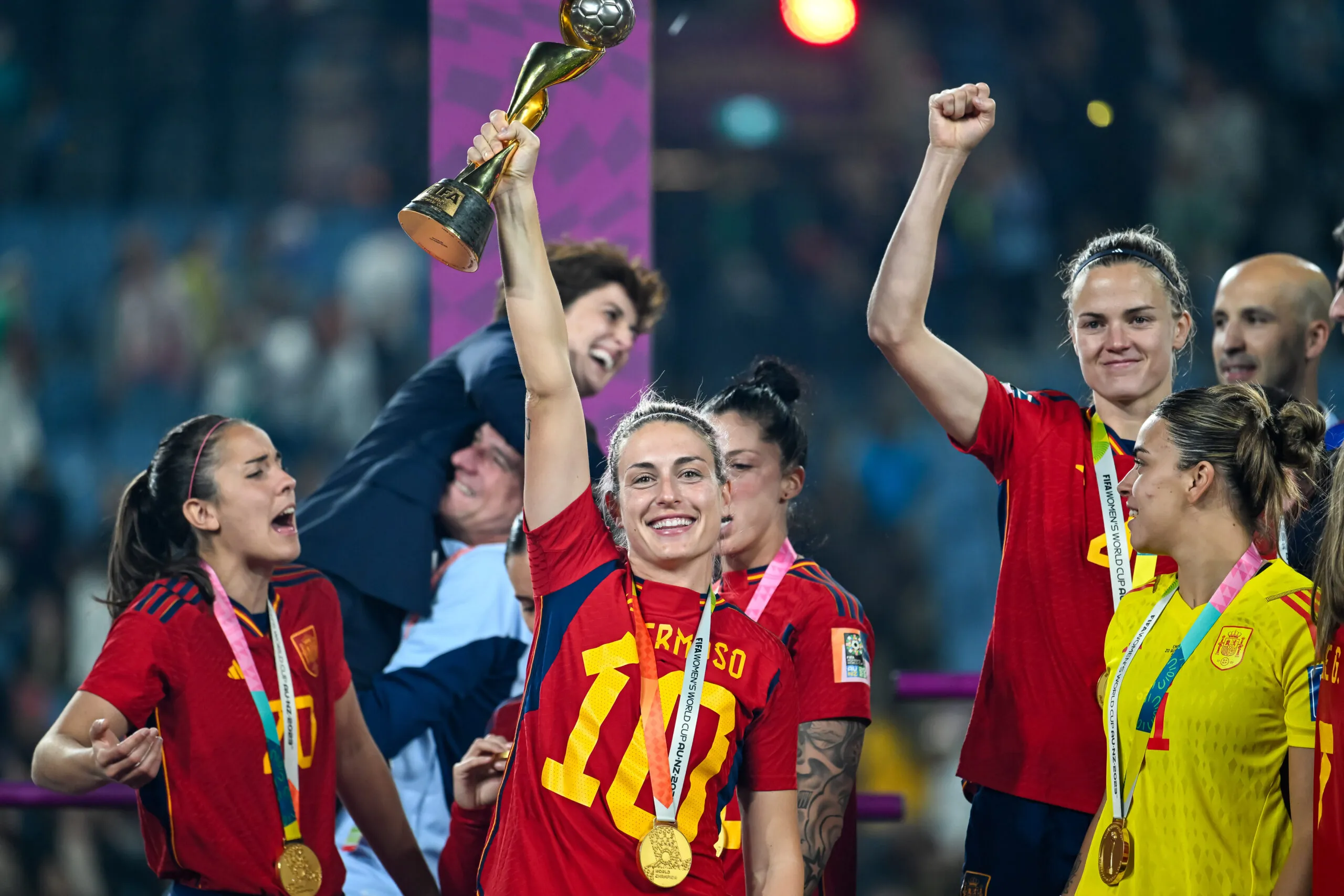 Alexia Putellas, da Espanha, segura o troféu da final do mundial feminino de 2023.