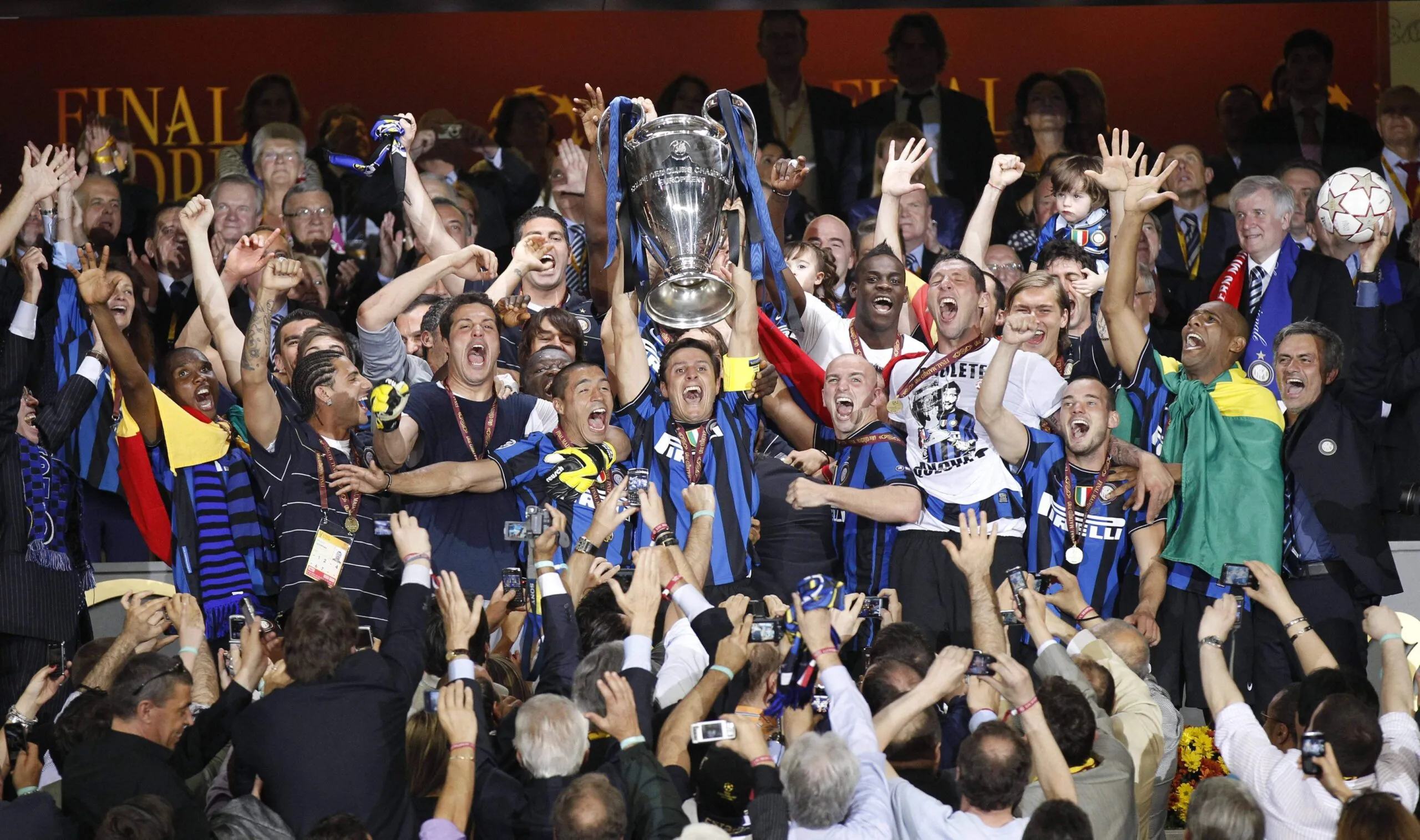 Javier Zanetti celebra com a taça a vitória da Inter na Champions League de 2010.