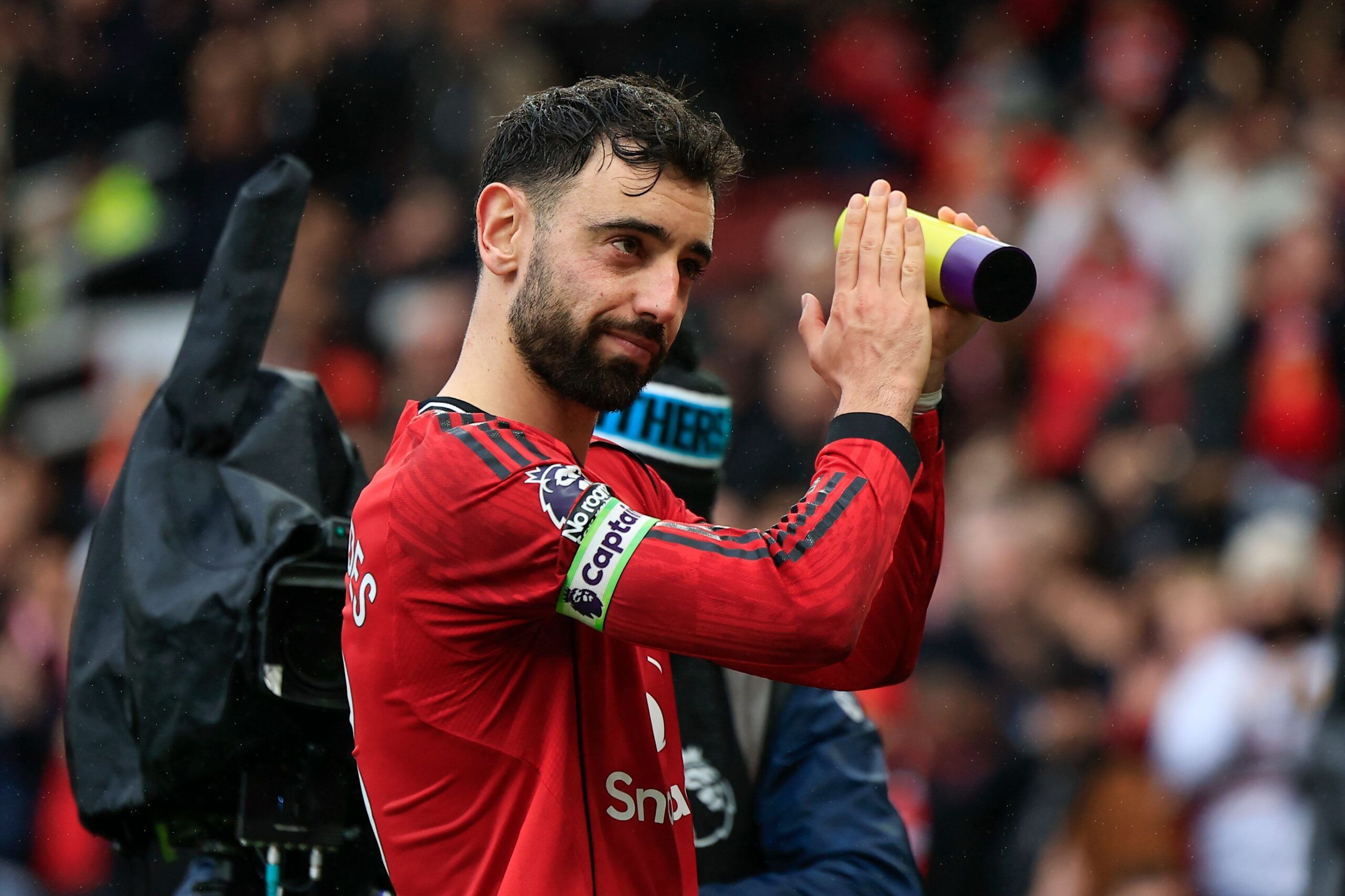 Bruno Fernandes segurando o prêmio de Melhor Jogador da Partida ao final do jogo da Premier League entre Manchester United e Tottenham Hotspur em Old Trafford.