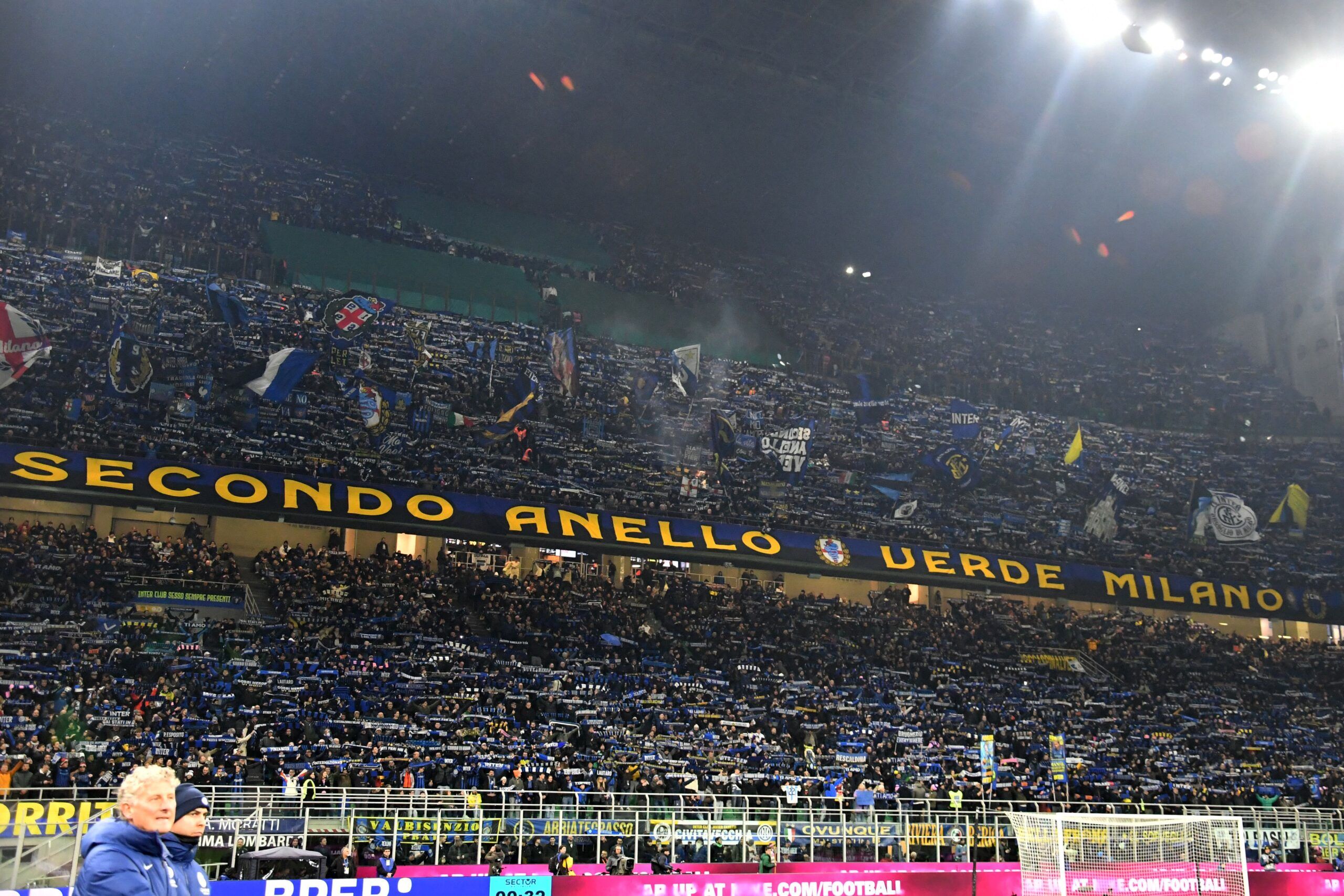 Torcedores da Inter no jogo entre Inter e Juventus no San Siro em fevereiro de 2026.