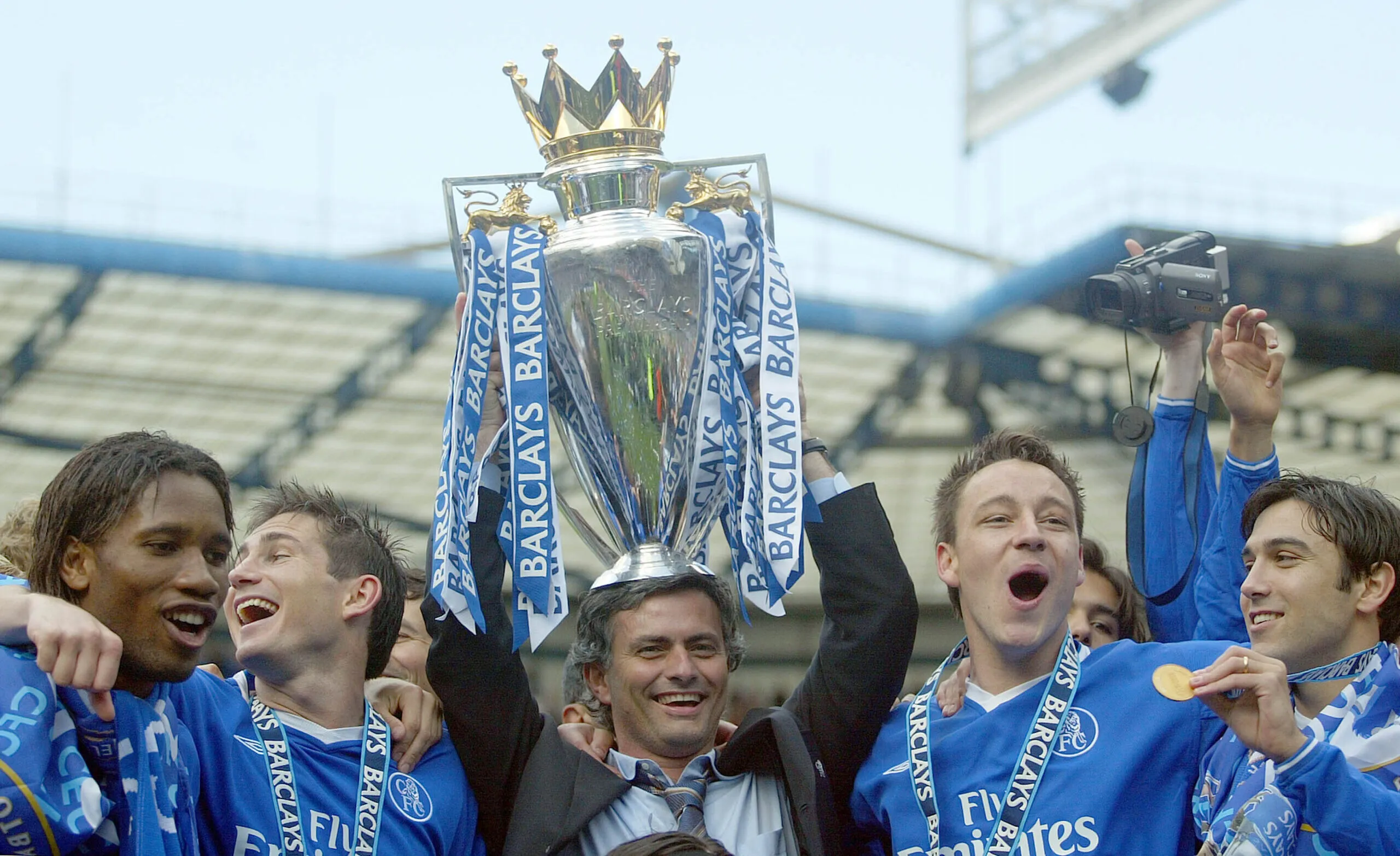 José Mourinho e sua equipe do Chelsea após vencerem a Premier League em 2005.