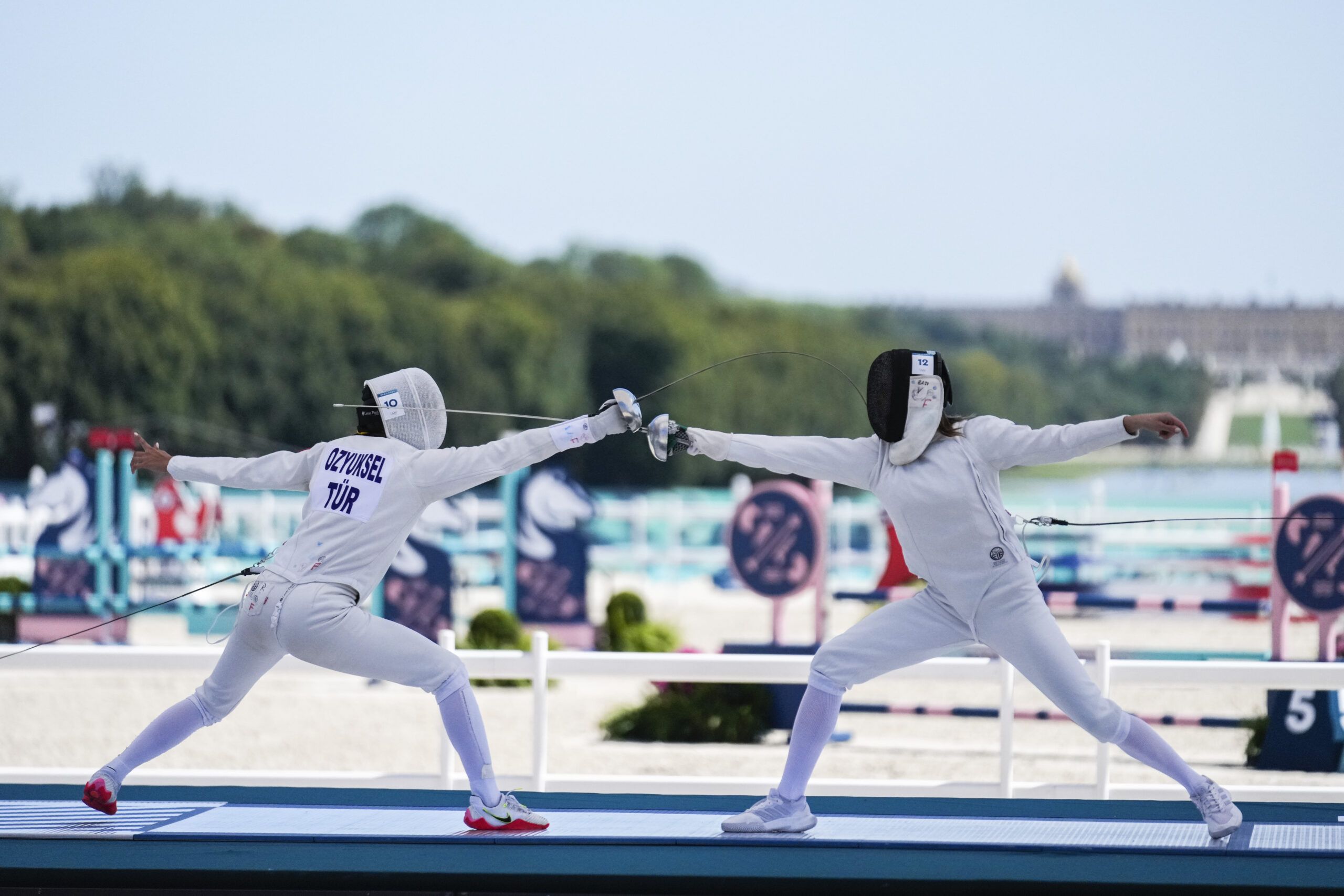 Valeriya Permykina e Özyüksel competindo nas Olimpíadas de 2024 na França.