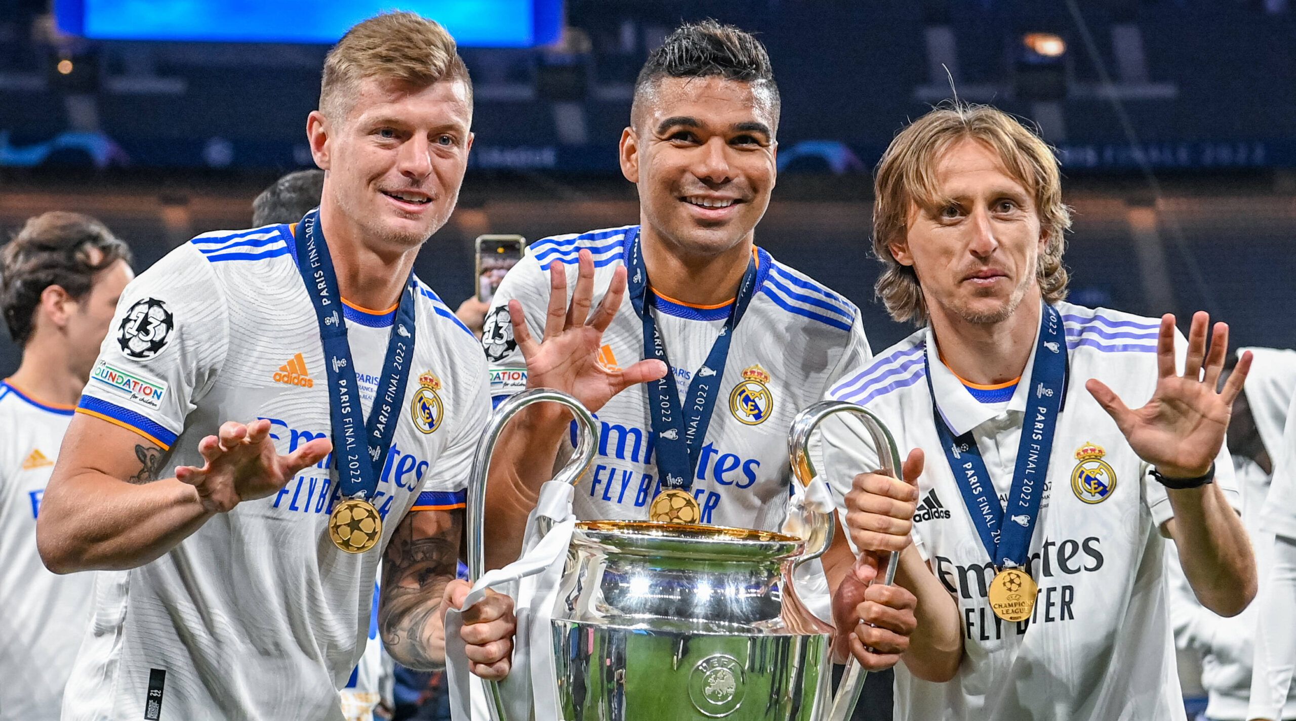 Toni Kroos, Casemiro e Luka Modric seguram o troféu da Champions League 2022