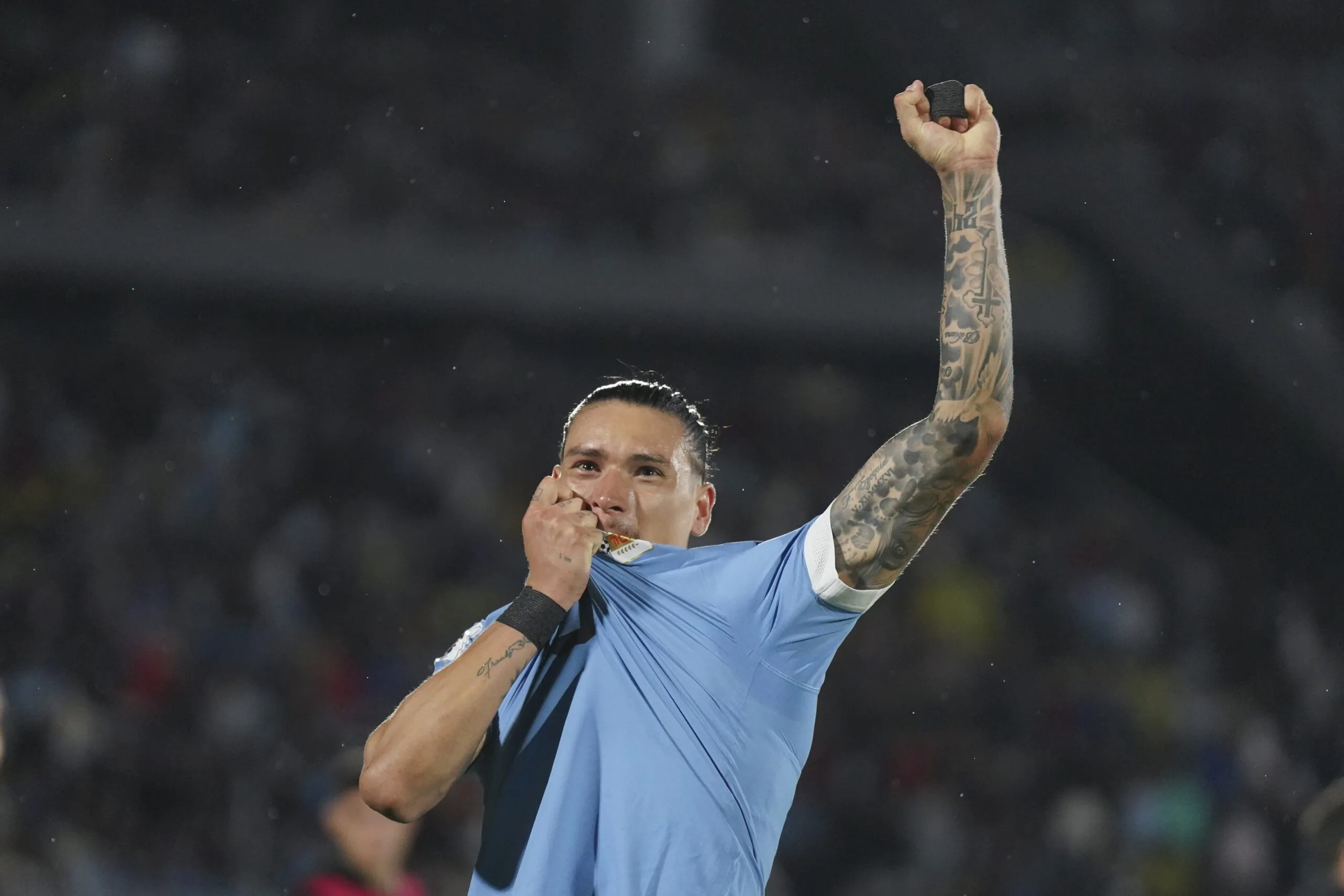 Darwin Núñez, do Uruguai, comemora um gol nas eliminatórias para a Copa do Mundo de 2026.