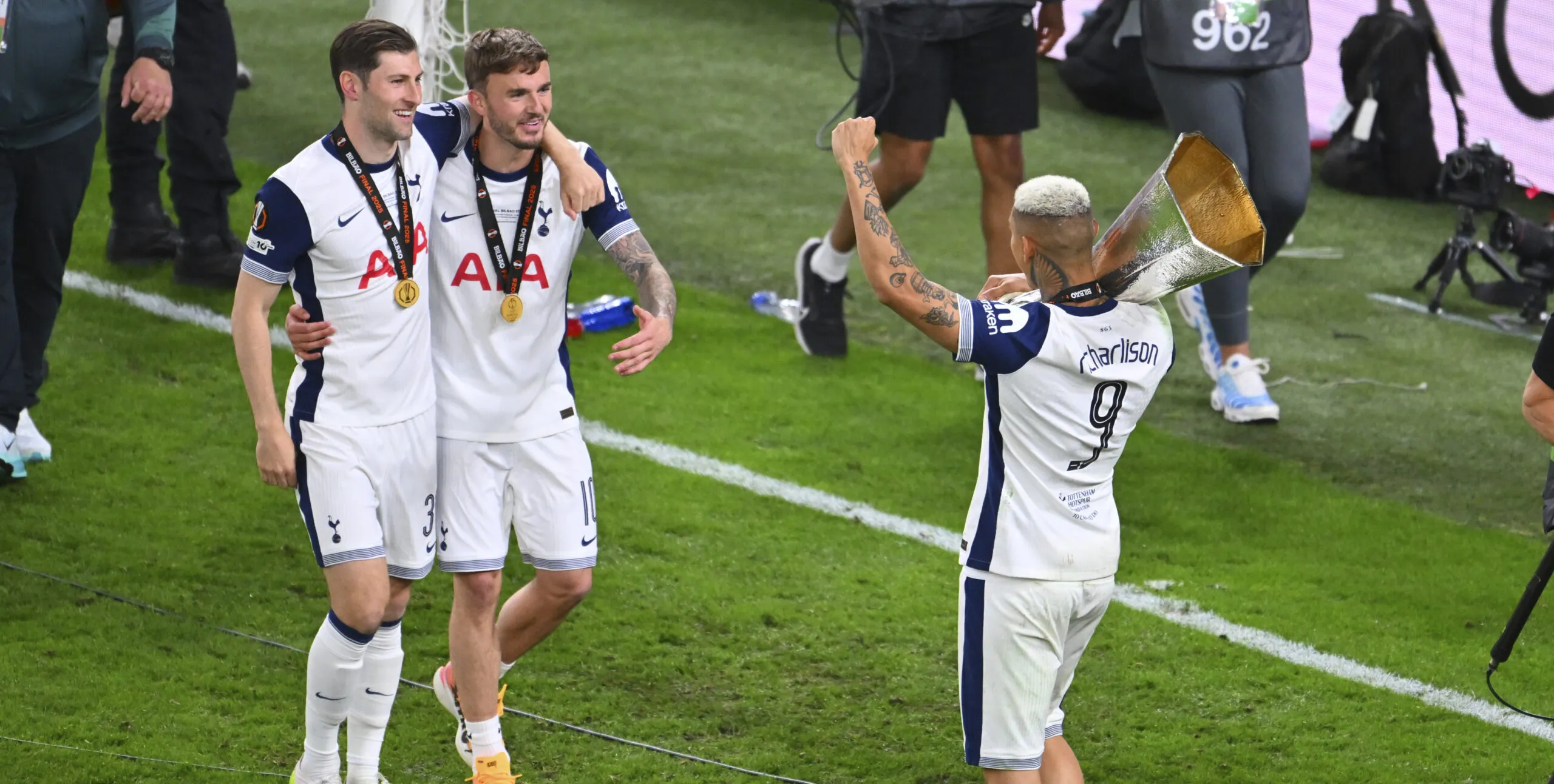 Jogadores do Tottenham comemorando com o troféu da UEFA Europa League 2025