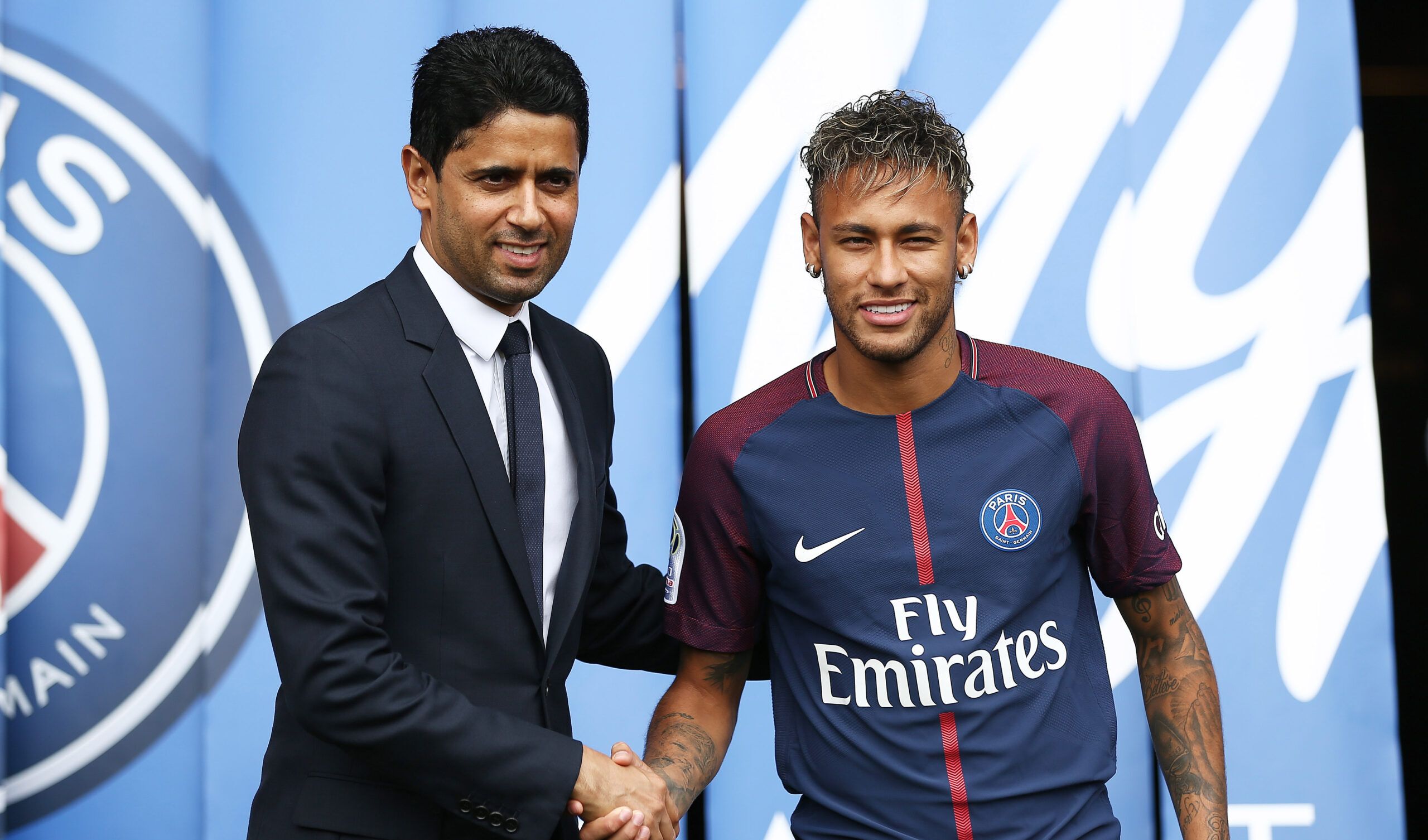 Neymar Jr. e o presidente do PSG, Nasser Al-Khelaifi, em sua apresentação oficial em 2017.