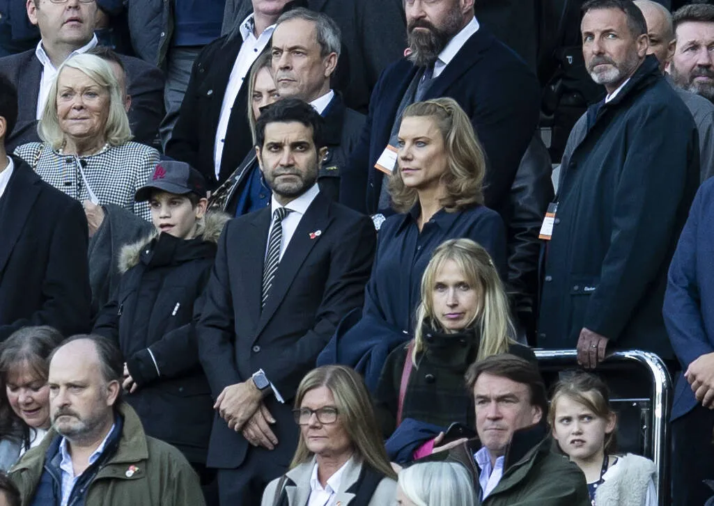 Os proprietários do Newcastle, Mehrdad Ghodoussi e Amanda Staveley, na partida Newcastle United vs Chelsea em 2021.