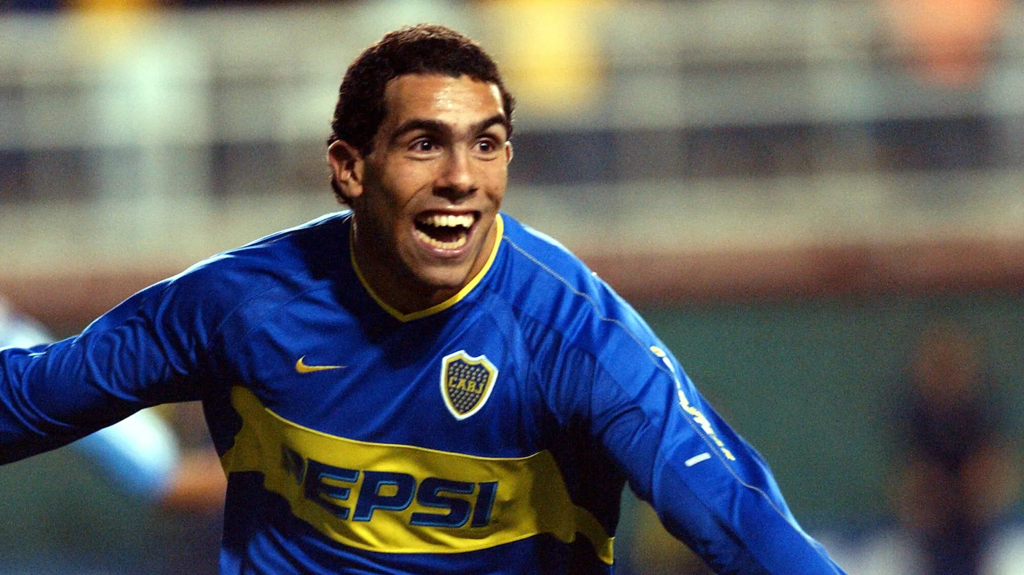 Carlos Tevez, da Argentina, comemora seu gol com o Boca Juniors na Copa Libertadores 2004.