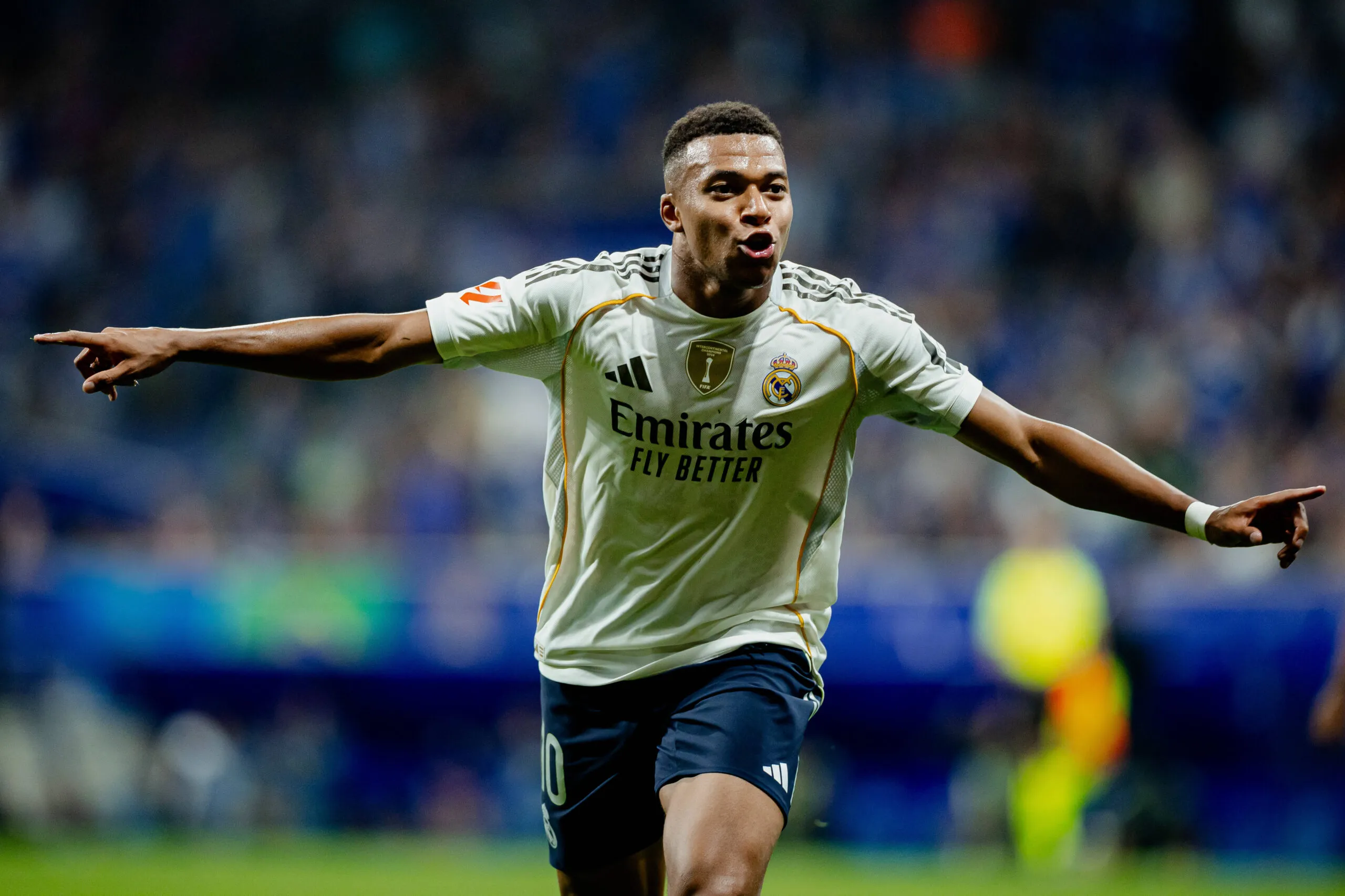 Mbappé celebra seu gol pelo Real Madrid durante a partida contra o Real Oviedo em 2025.