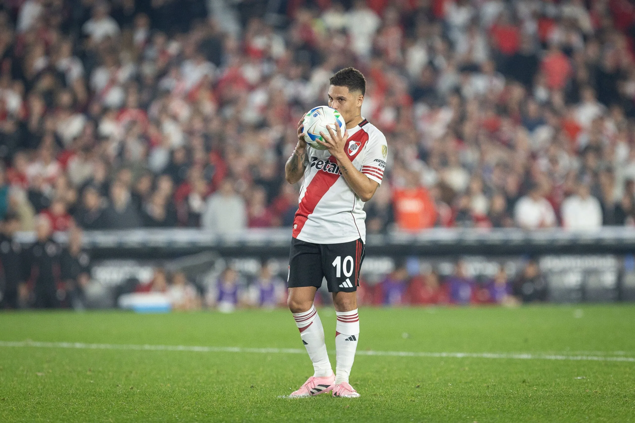 O jogador do River Plate, Juan Fernando Quintero, beijando a bola.