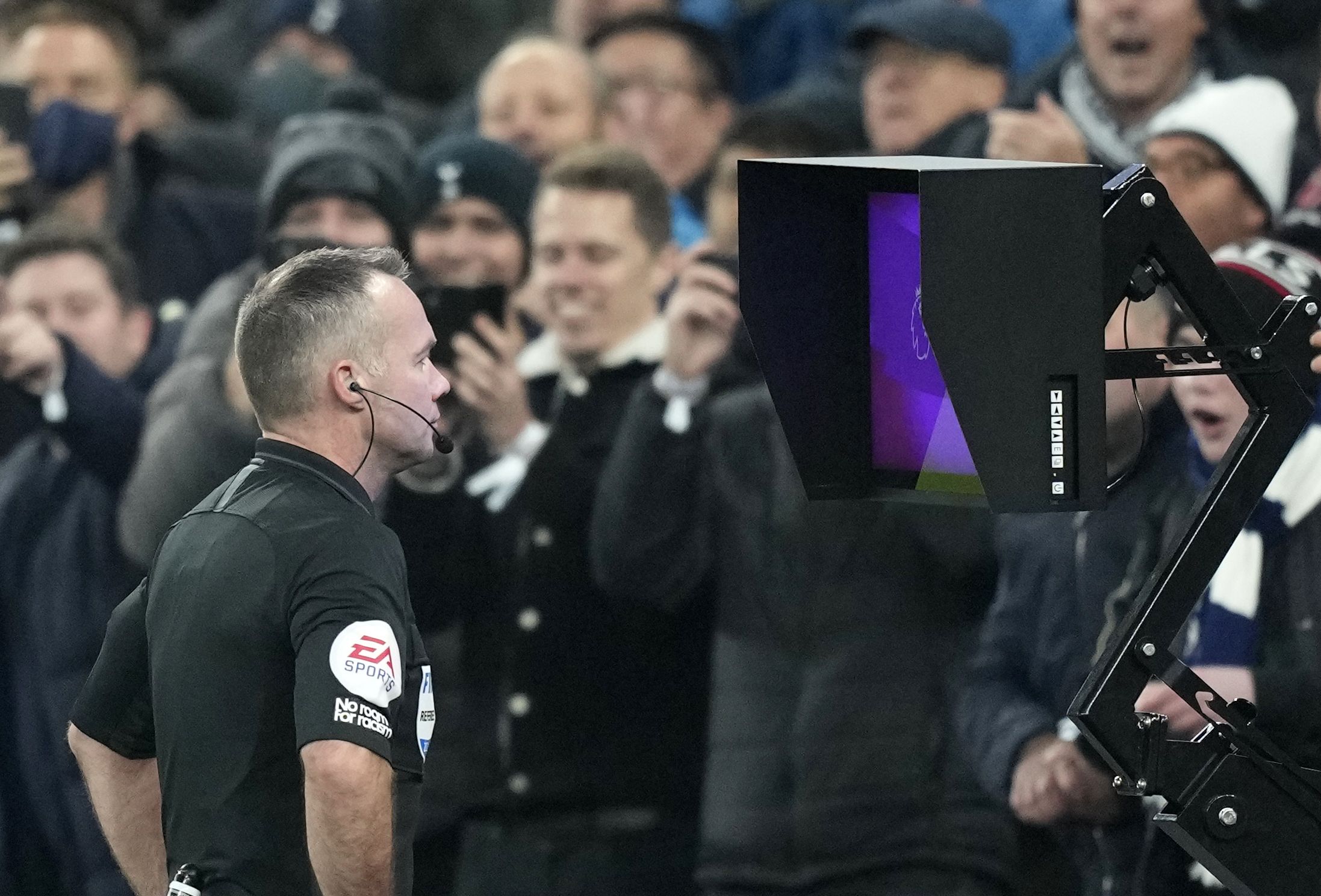 Árbitro Paul Tierney checando o VAR em uma partida da Premier League em 2021.