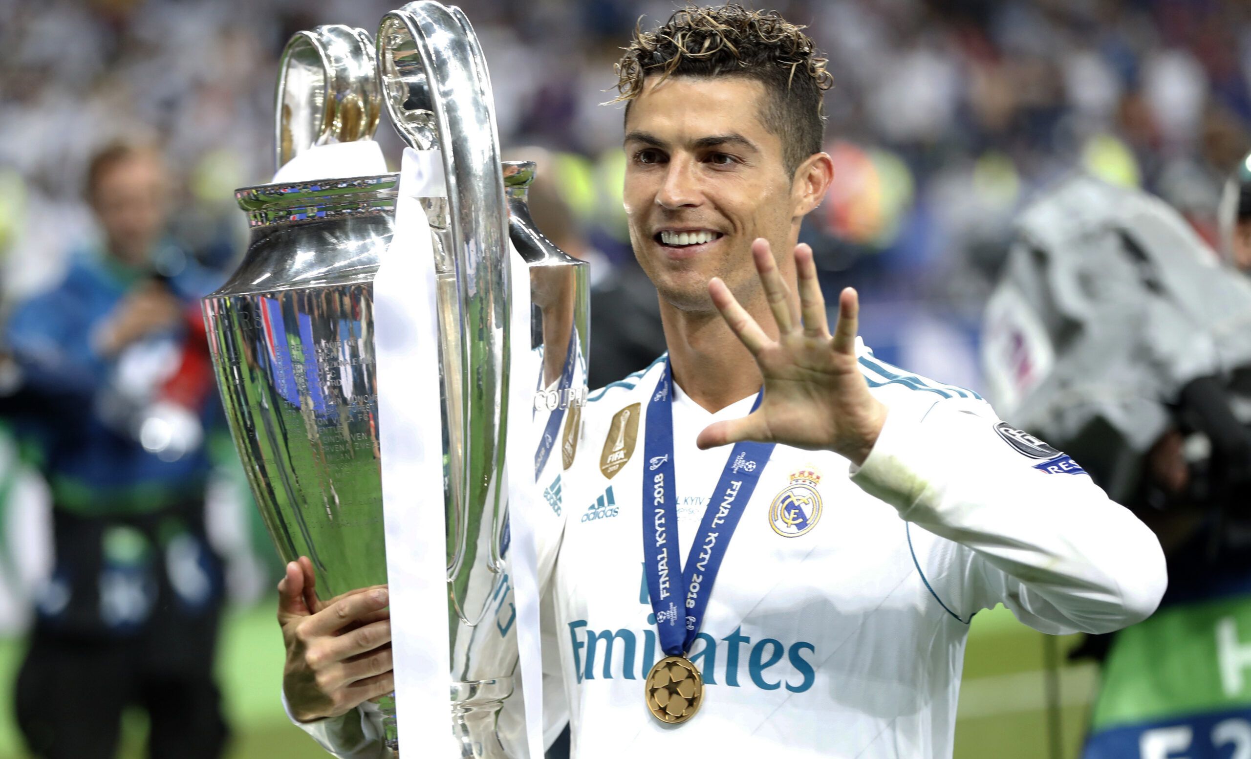 Cristiano Ronaldo comemora com o troféu da Champions League em 2018.