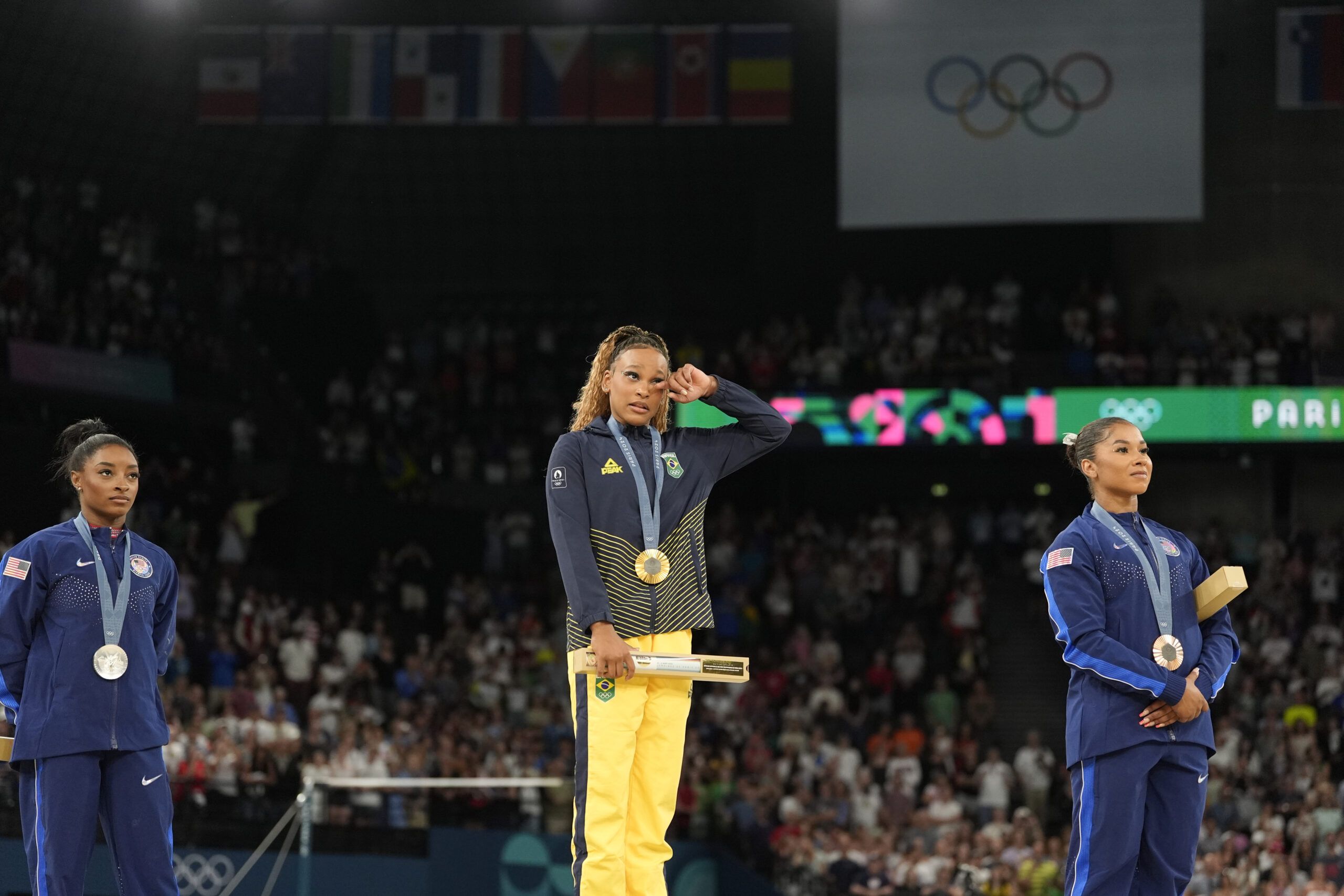 Rebeca Andrade, do Brasil, recebe a medalha de Ouro nas Olimpíadas de 2024.