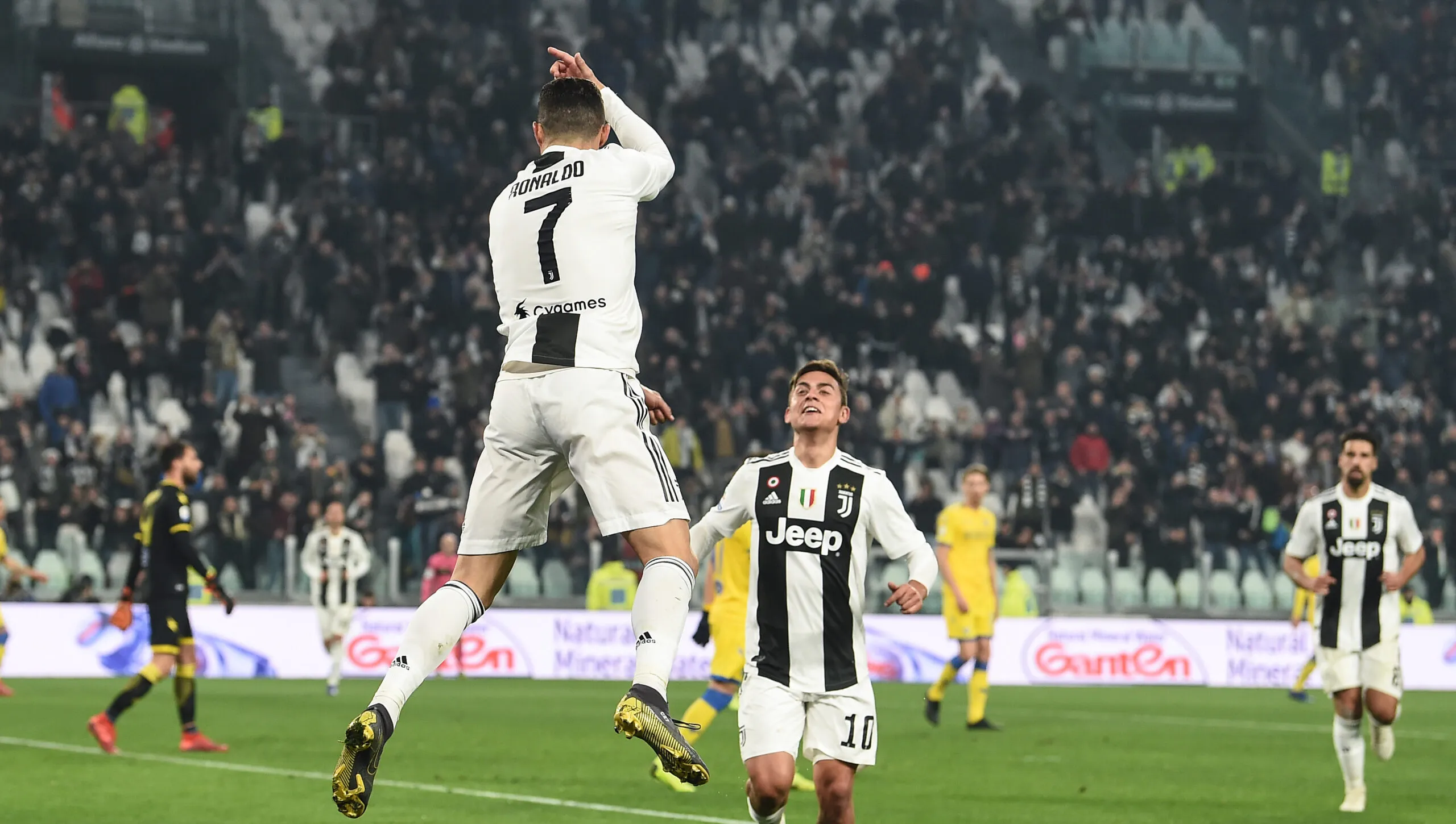 Cristiano Ronaldo comemora com Paulo Dybala seu gol pela Juventus no Allianz Stadium em 2019.