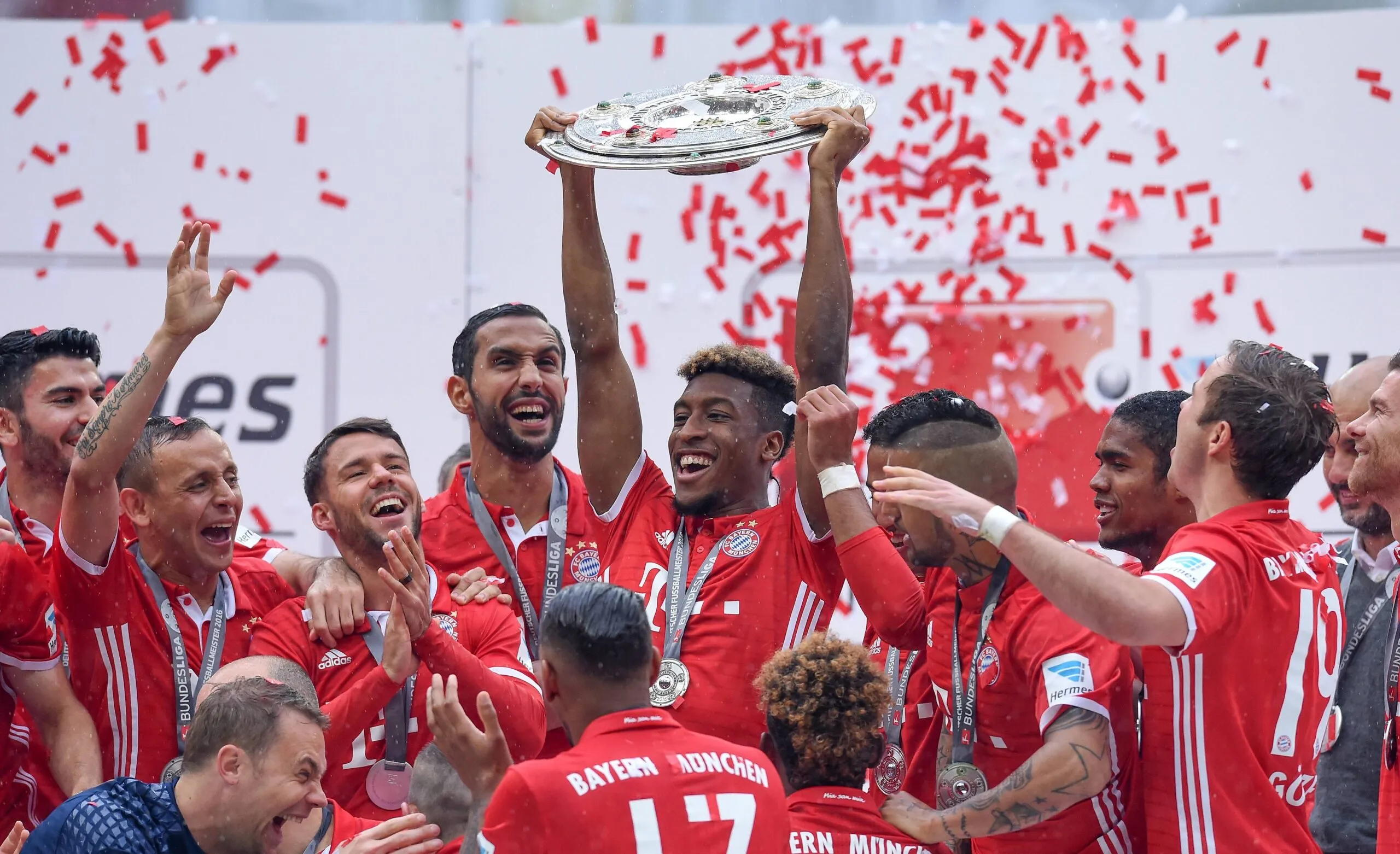 Os jogadores do Bayern de Munique comemoram na final da Bundesliga 2015/2016.