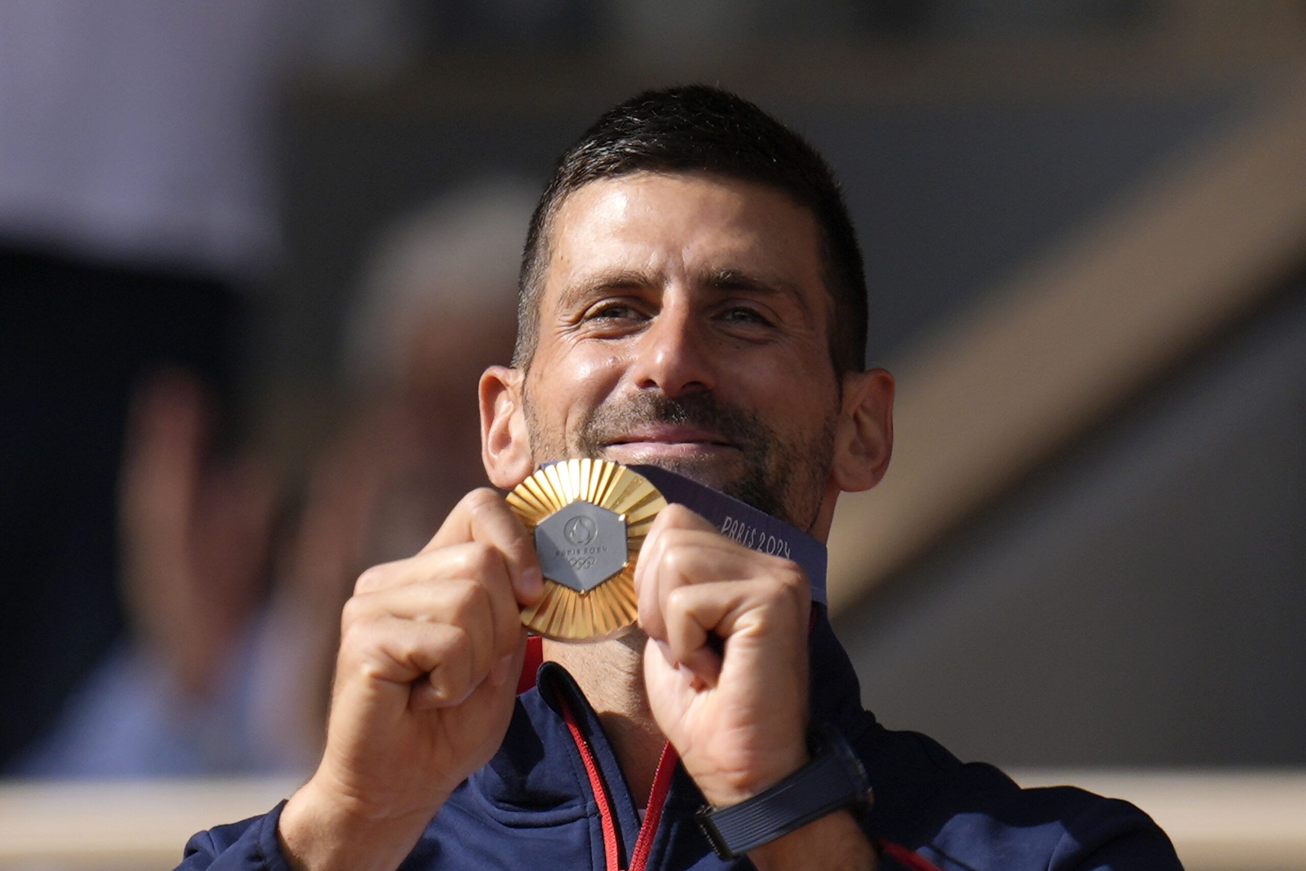 Novak Djokovic mostra sua medalha de 2024 na França.