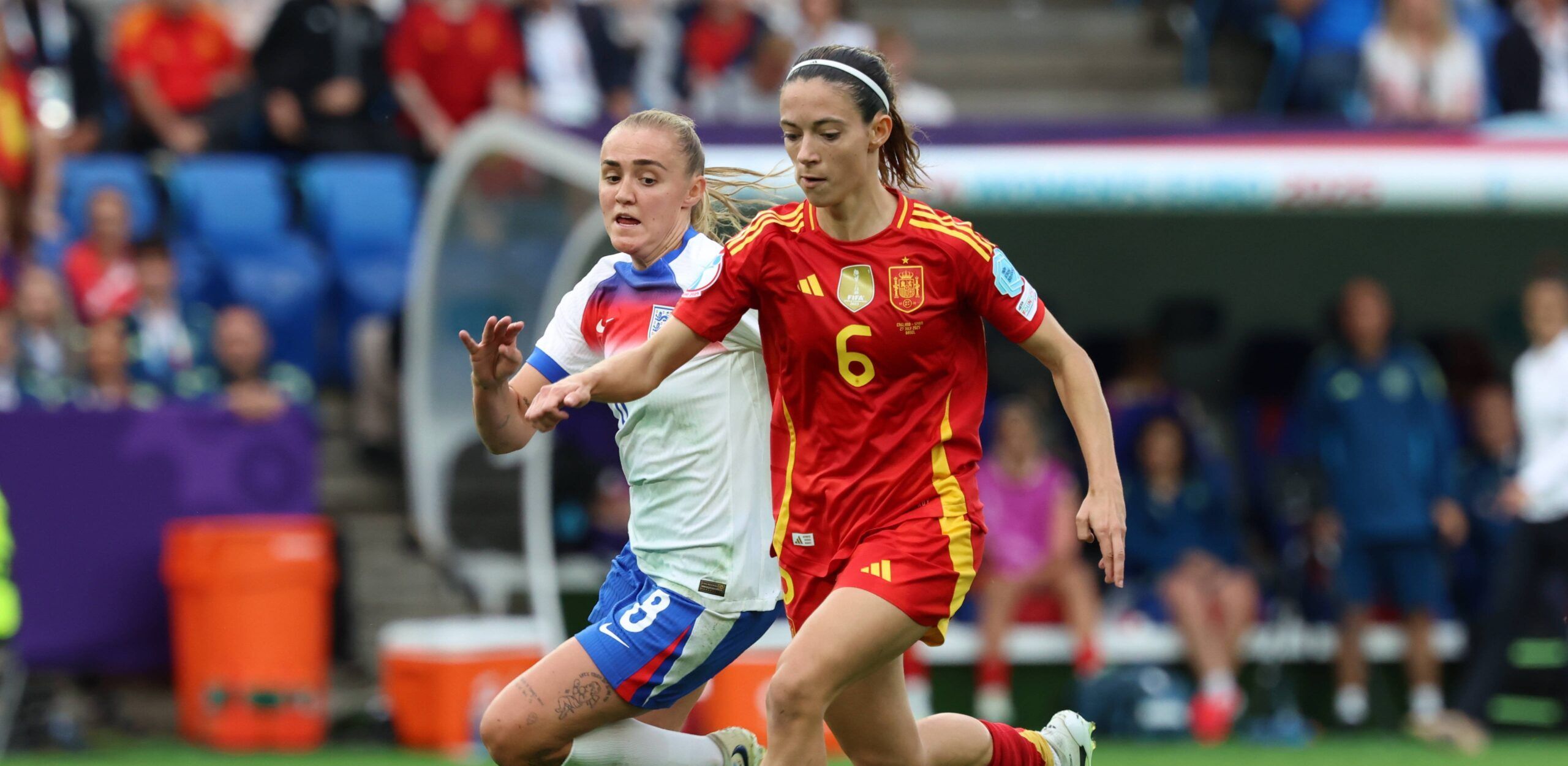 Aitana Bonmatí e Georgia Stanway na final da Eurocopa Feminina 2025.