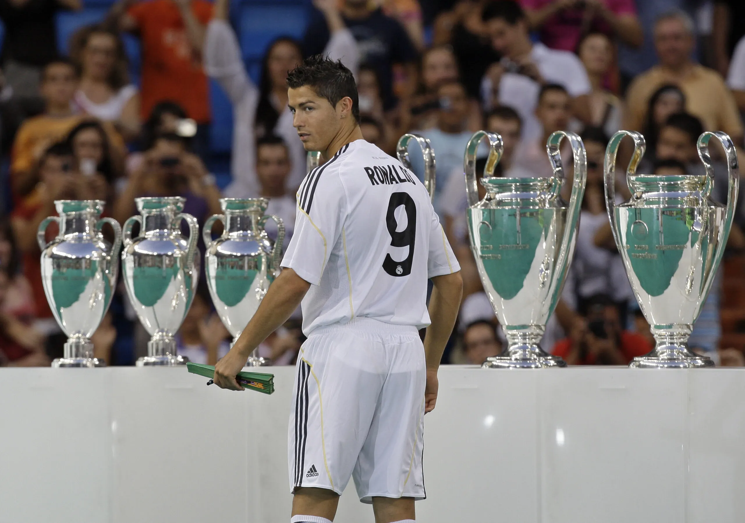 Cristiano Ronaldo na apresentação do troféu do Real Madrid em 2009.