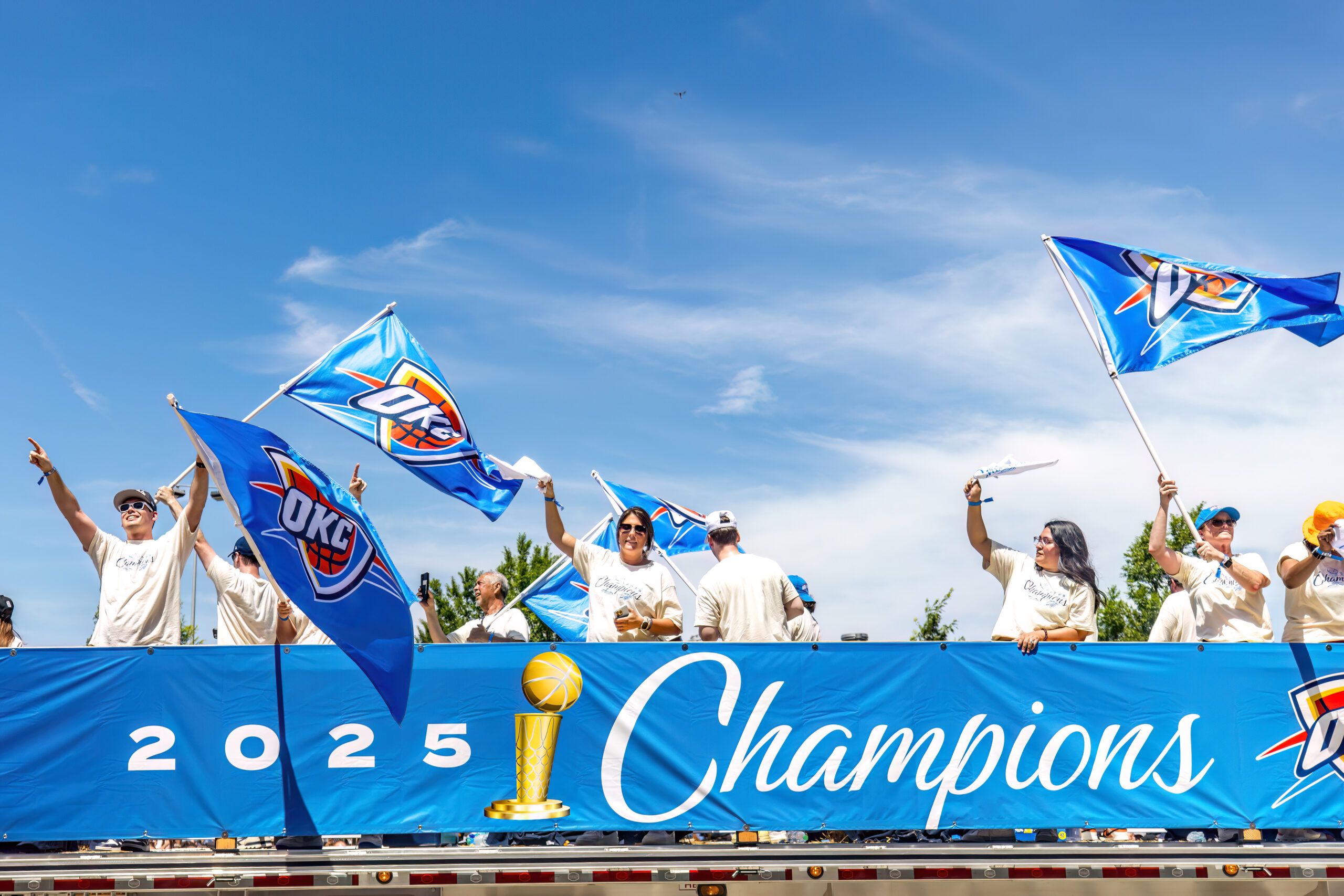 Campeón de las finales de NBA, Oklahoma City Thunder y sus fanáticos celebran en 2025.