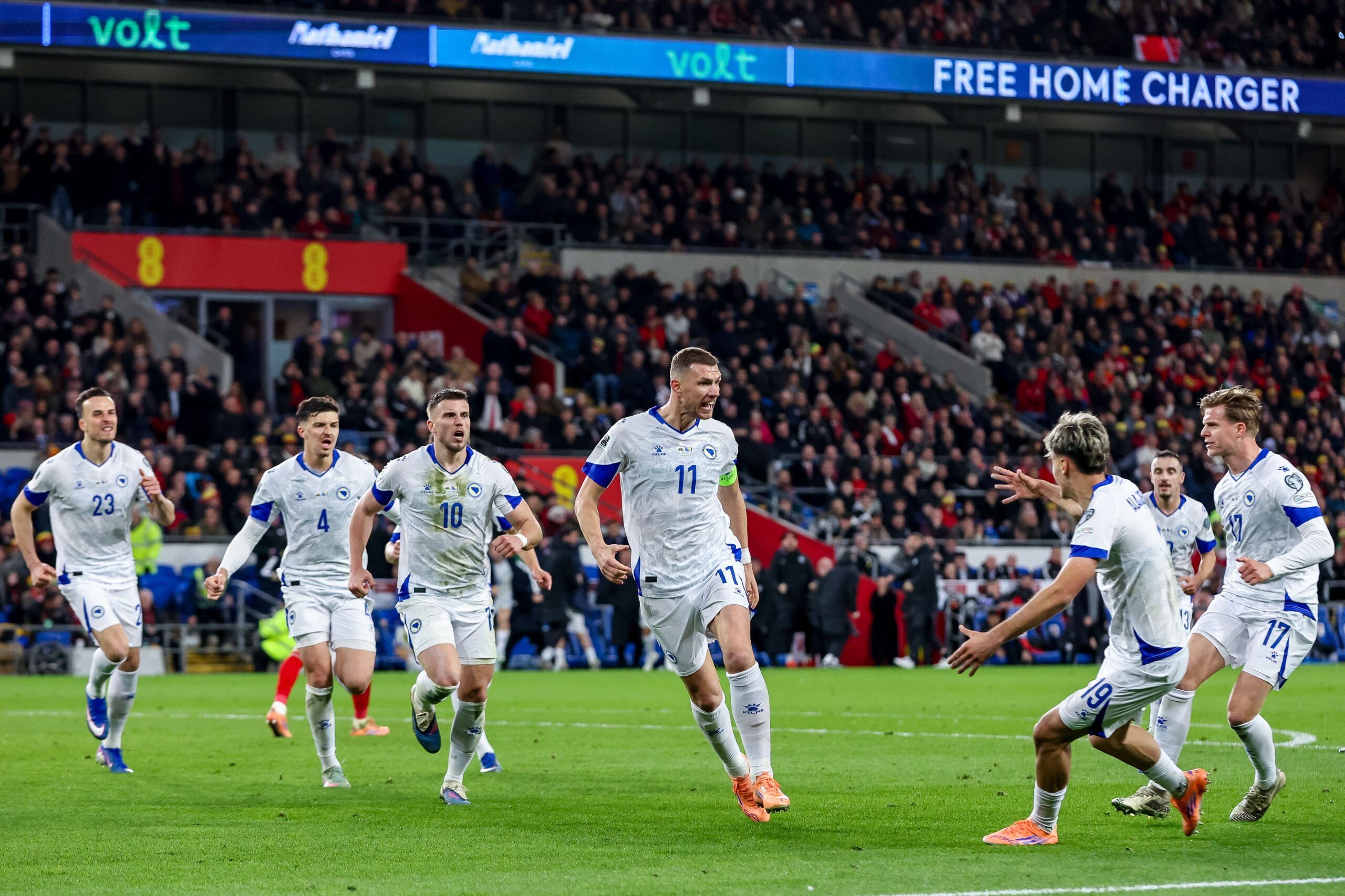 Dzeko alfineta Itália antes de decisão: "Se têm medo de jogar com Gales..."