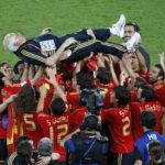 A seleção espanhola reconhecida por seu estilo Tiki-Taka comemorando a vitória na Euro 2008