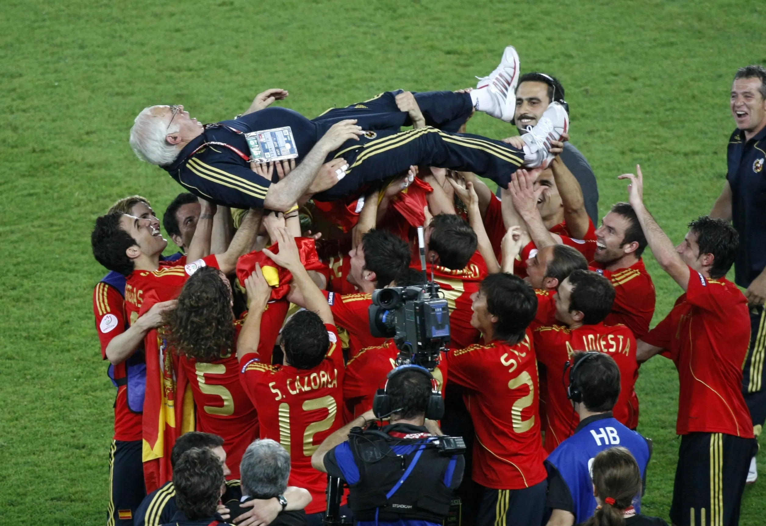 A seleção espanhola reconhecida por seu estilo Tiki-Taka comemorando a vitória na Euro 2008