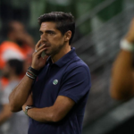 Abel Ferreira elogia Gómez por 'falar com o árbitro' em lance de pênalti para o Palmeiras: "Era claríssimo"