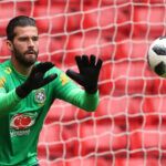 Alisson volta a sentir lesão e vira preocupação na Seleção Brasileira