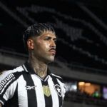 Palmeiras negocia a contratação do zagueiro Alexander Barboza, do Botafogo