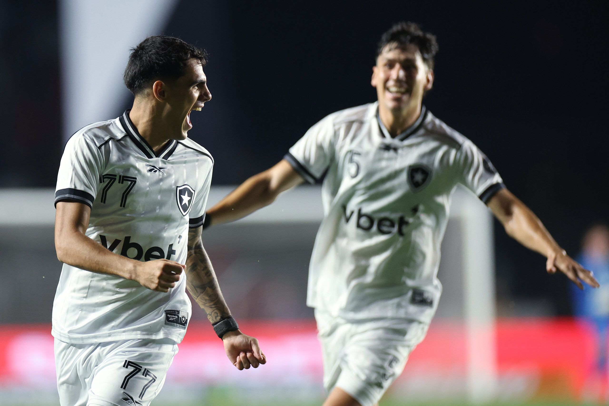 Botafogo vence Vasco de virada em São Januário e ultrapassa rival