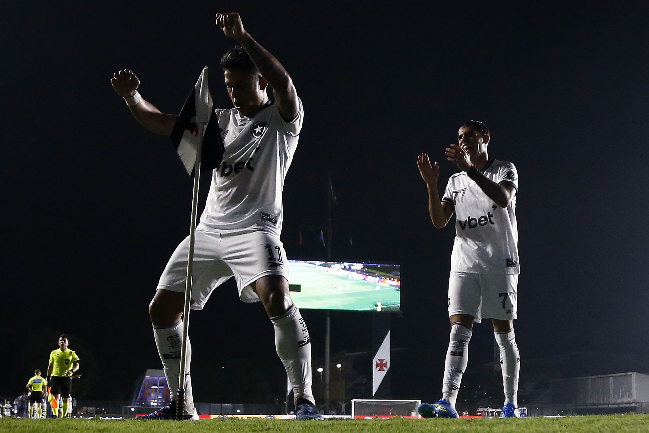 Botafogo provoca Vasco após virada: "Clássico das festas de 15 anos"