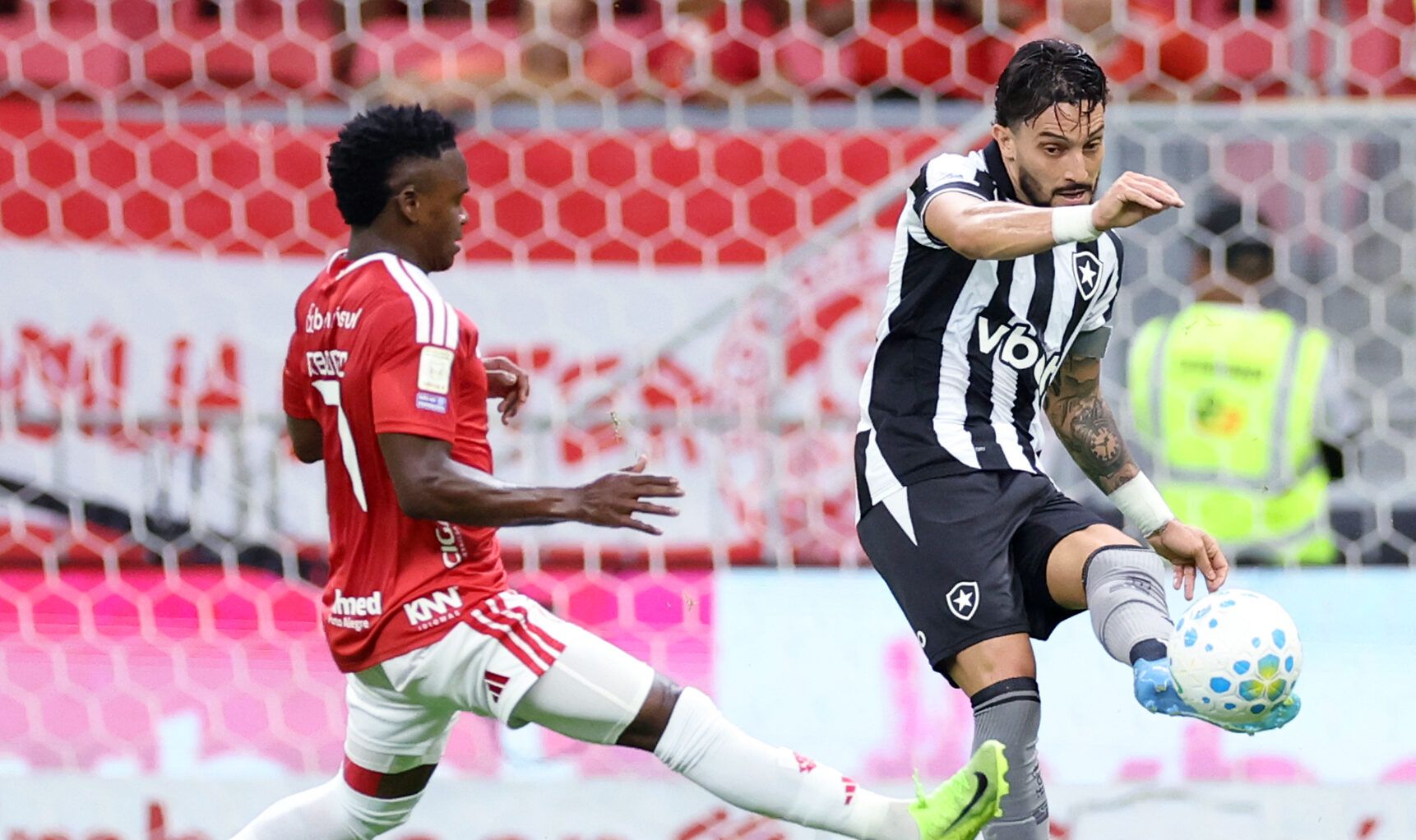 Botafogo fica duas vezes na frente, mas cede empate ao Inter pelo Brasileirão