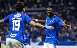 Cruzeiro vence o Boca Juniors no fim e assume liderança do grupo na Libertadores