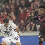 Presidente do Vitória detona arbitragem e faz alerta a três times: "Escândalo o que estão fazendo"