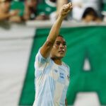 Letal no Grêmio e artilheiro do Brasileirão, Carlos Vinícius mantém sonho de Seleção Brasileira