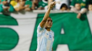 Letal no Grêmio e artilheiro do Brasileirão, Carlos Vinícius mantém sonho de Seleção Brasileira