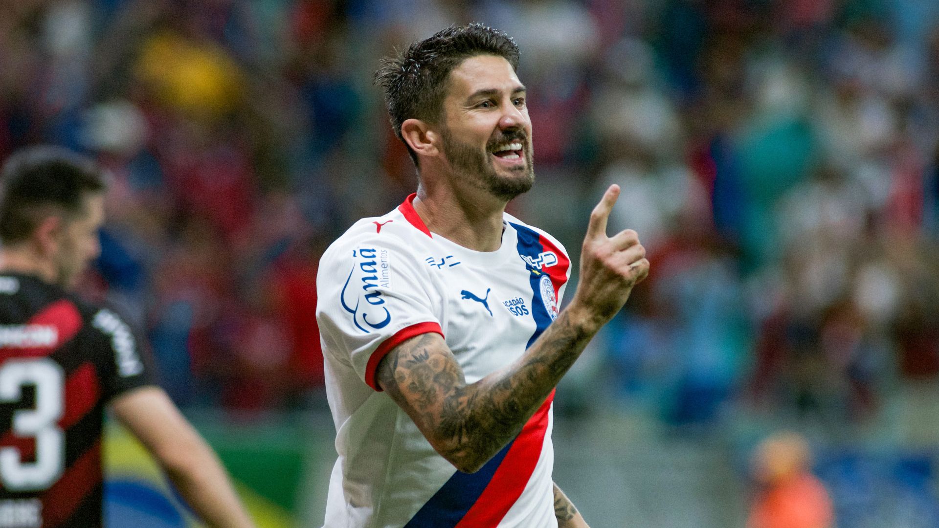 Bahia vence o Athletico-PR e sobe ao 3º lugar no Brasileirão