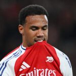 Gabriel Magalhães se lesiona em eliminação do Arsenal e liga alerta na Seleção Brasileira