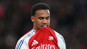 Gabriel Magalhães se lesiona em eliminação do Arsenal e liga alerta na Seleção Brasileira