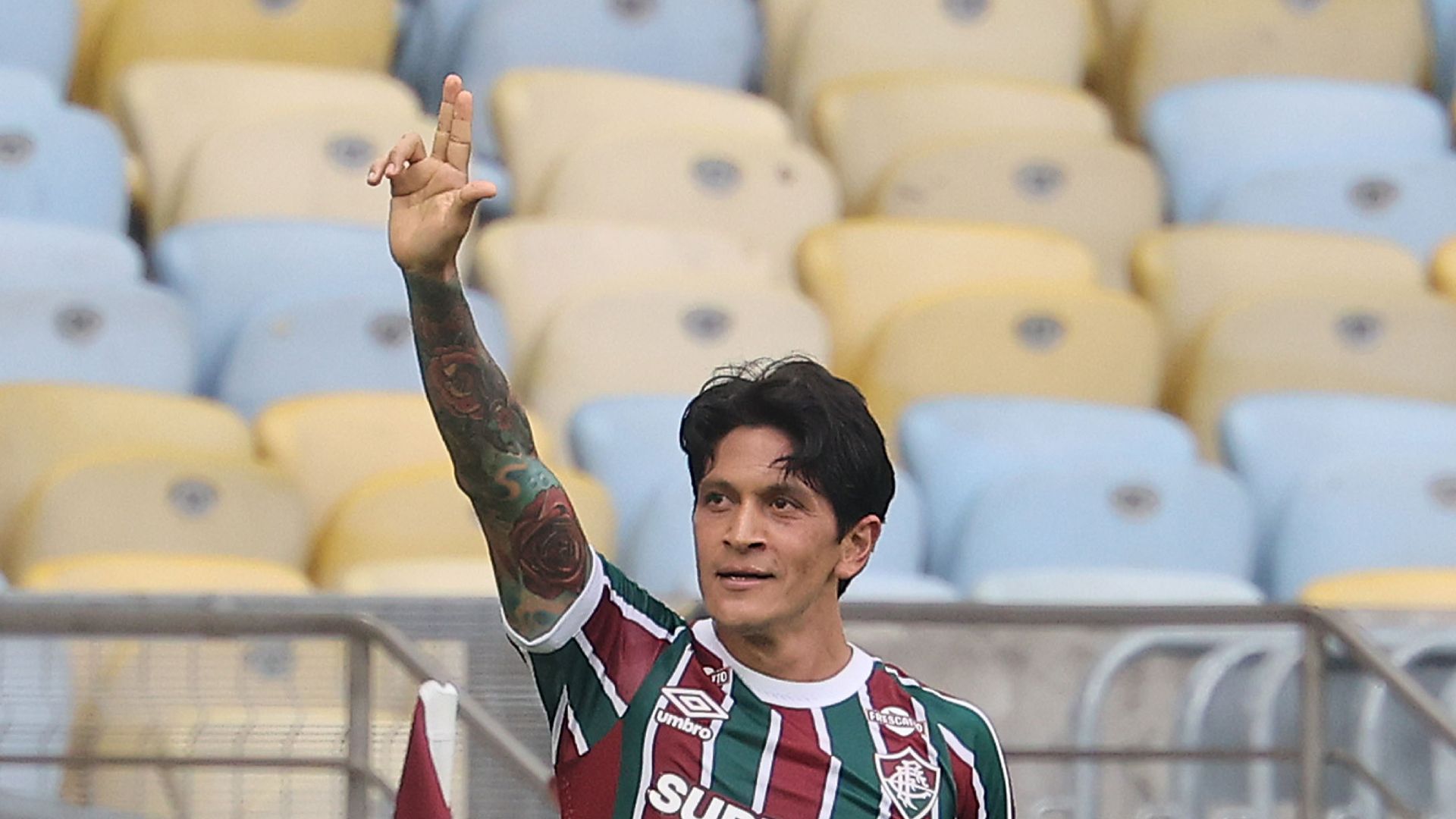 Ídolo do Fluminense, Cano retorna aos gramados e se emociona