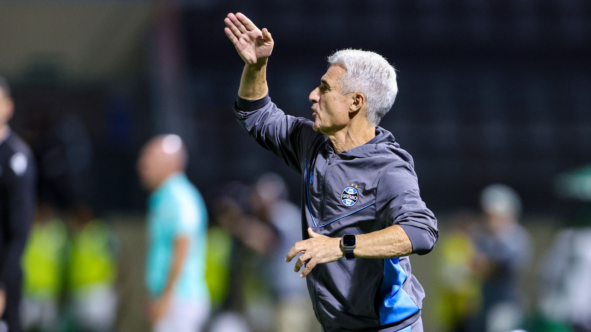 Grêmio chega ao Gre-Nal 452 sob pressão, mas diretoria mantém Luís Castro