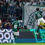Palmeiras vence Athletico com um a menos e segue líder disparado do Brasileirão