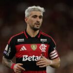 Arrascaeta sofre fratura na clavícula, desfalca o Flamengo e preocupa Uruguai para a Copa do Mundo