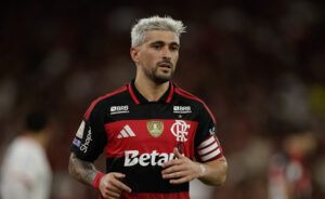 Arrascaeta sofre fratura na clavícula, desfalca o Flamengo e preocupa Uruguai para a Copa do Mundo